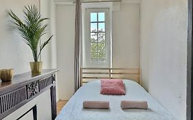 Vue Magique Sur Le Chateau Dans Un Quartier Populaire