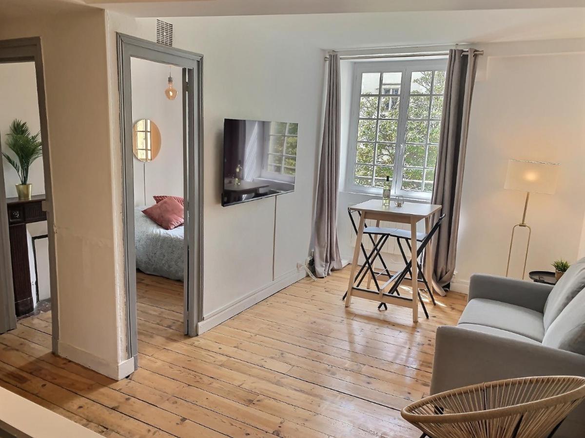 Vue Magique Sur Le Chateau Dans Un Quartier Populaire Pau Extérieur photo