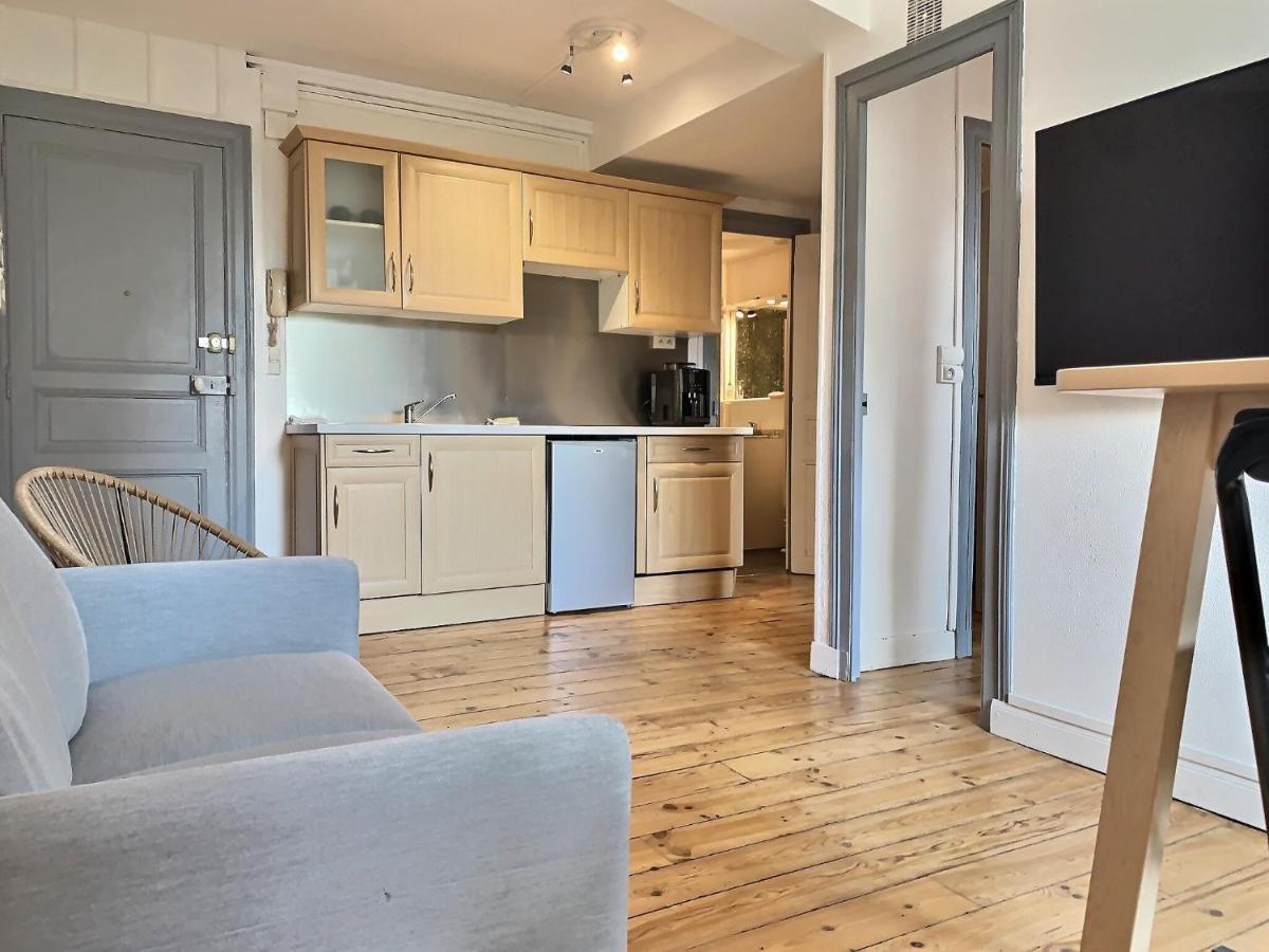 Vue Magique Sur Le Chateau Dans Un Quartier Populaire Pau Extérieur photo