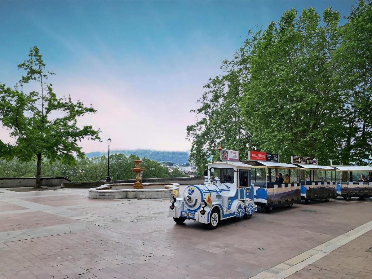 Vue Magique Sur Le Chateau Dans Un Quartier Populaire Pau Extérieur photo