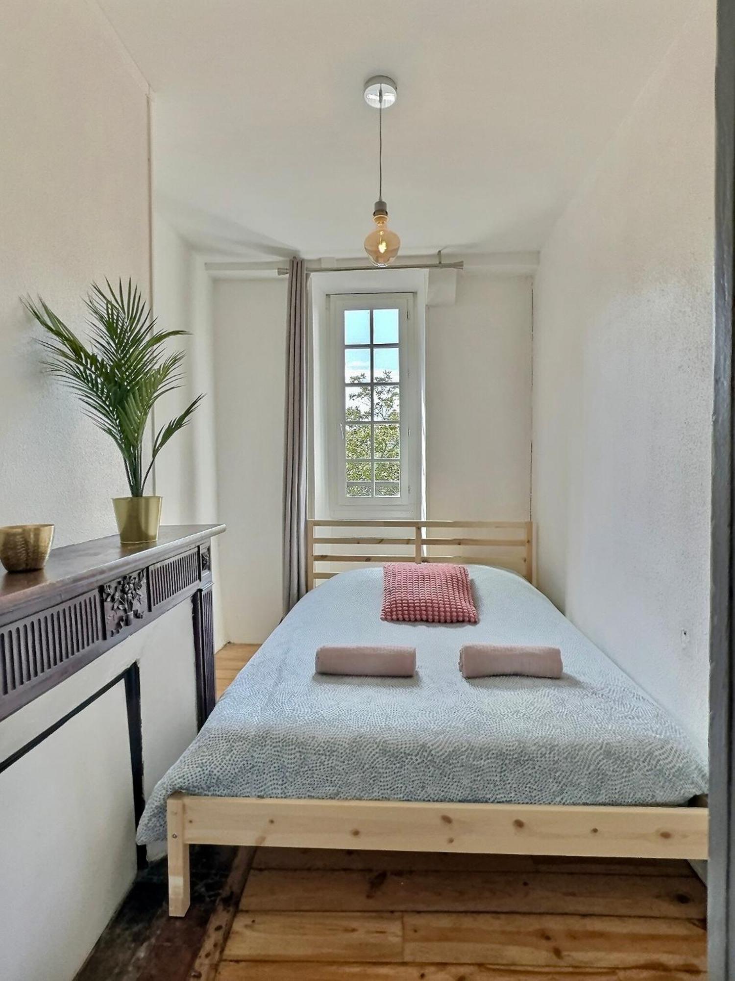 Vue Magique Sur Le Chateau Dans Un Quartier Populaire Pau Extérieur photo